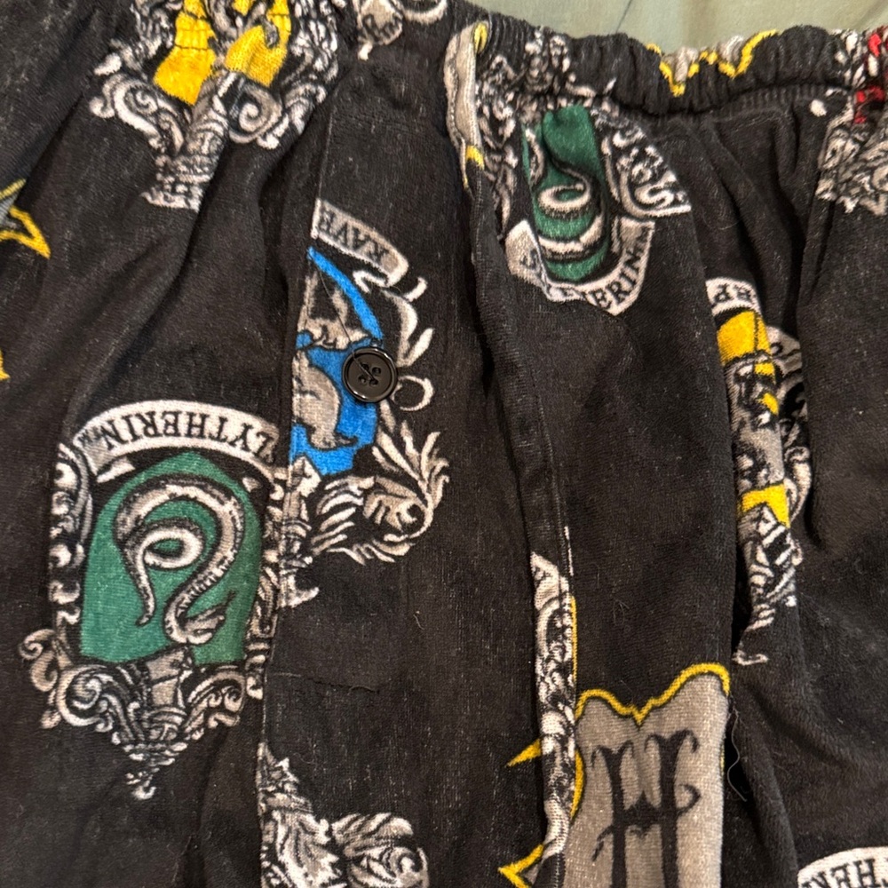 Men's Black Hogwarts House Crest pajamas - Picture 3 of 3